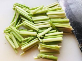 香芹炒牛肉的做法步骤：2