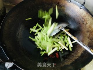 香芹炒牛肉的做法步骤：4