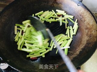 香芹炒牛肉的做法步骤：5