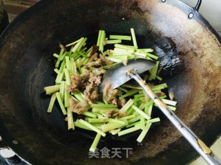 香芹炒牛肉的做法步骤：6