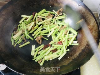 香芹炒牛肉的做法步骤：7