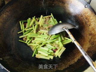 香芹炒牛肉的做法步骤：8