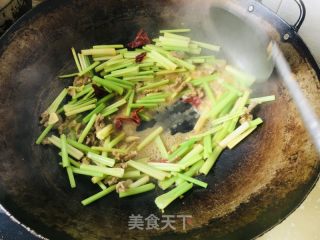 香芹炒牛肉的做法步骤：9