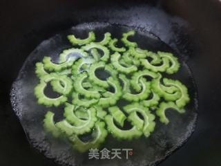 凉拌苦瓜的做法步骤：1