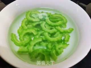 凉拌苦瓜的做法步骤：2