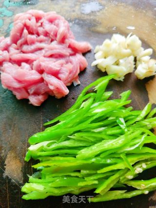 青椒肉丝面的做法步骤：1