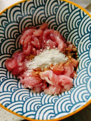 青椒肉丝面的做法步骤：2