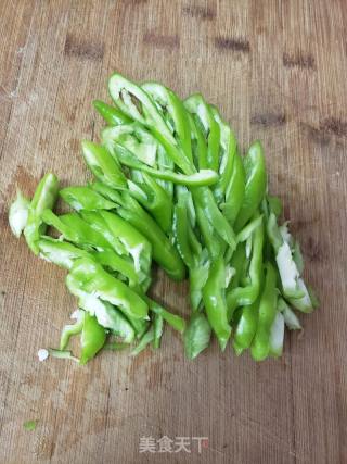 青椒鸡蛋炒红薯饸饹面的做法步骤：3