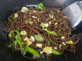 青椒鸡蛋炒红薯饸饹面的做法步骤：5
