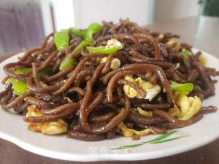 青椒鸡蛋炒红薯饸饹面的做法步骤：7