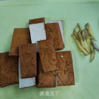 香干毛豆烧胁排的做法步骤：2