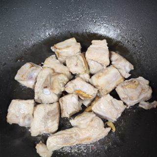 香干毛豆烧胁排的做法步骤：4