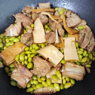 香干毛豆烧胁排的做法步骤：8