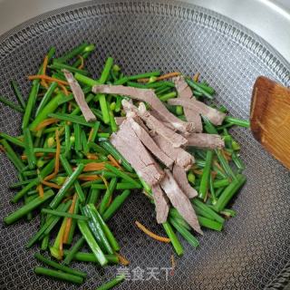 驴肉炒韭菜苔的做法步骤：7