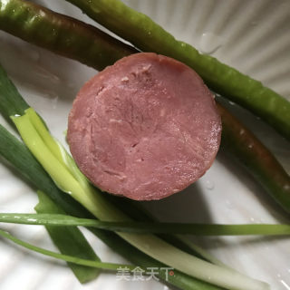 青椒炒牛肉火腿的做法步骤：1