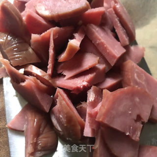 青椒炒牛肉火腿的做法步骤：2