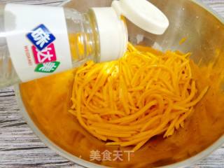 夏天南瓜不煮不蒸，凉拌一下酸甜开胃更好吃的做法步骤：6