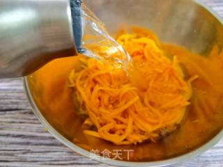 夏天南瓜不煮不蒸，凉拌一下酸甜开胃更好吃的做法步骤：7