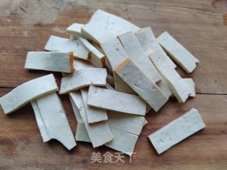 南瓜炒豆干的做法步骤：2