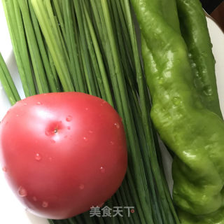 青椒炒韭薹的做法步骤：1