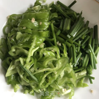 青椒炒韭薹的做法步骤：2