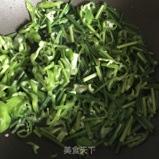 青椒炒韭薹的做法步骤：4
