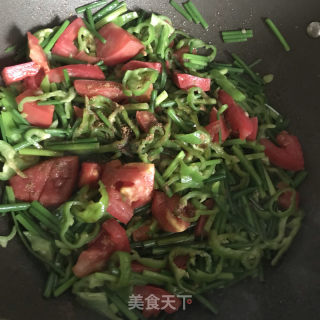 青椒炒韭薹的做法步骤：6