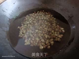 鸭脚田螺煲的做法步骤：1
