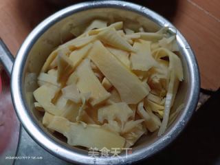 鸭脚田螺煲的做法步骤：3