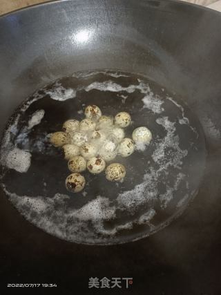 鸭脚田螺煲的做法步骤：4