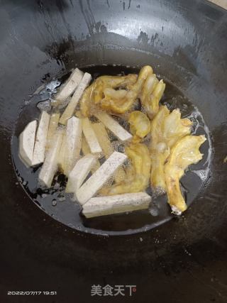 鸭脚田螺煲的做法步骤：7