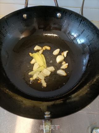 红烧鸡翅根的做法步骤：2
