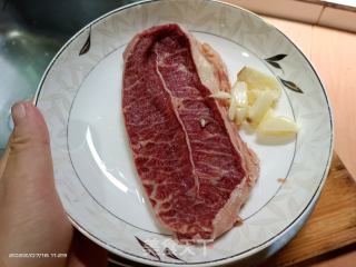 煎牛肉排的做法步骤：2