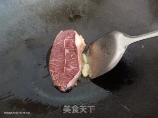 煎牛肉排的做法步骤：3