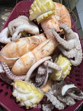 麻辣海鲜串串的做法步骤：1