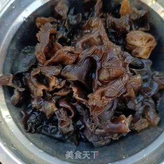 木耳鸡蛋韭苔盒子的做法步骤：1