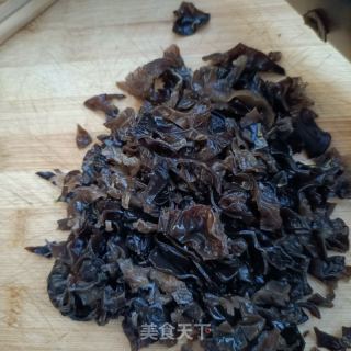 木耳鸡蛋韭苔盒子的做法步骤：2