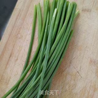 木耳鸡蛋韭苔盒子的做法步骤：3