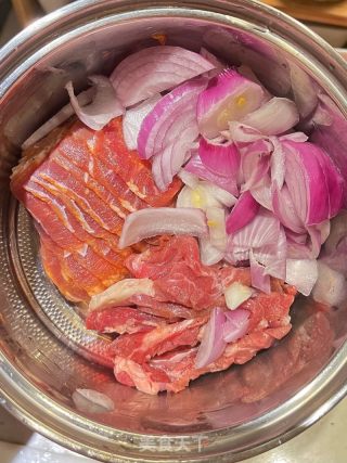 花费10????丨上班美味便当洋葱炒牛肉白灼娃娃菜西红柿炒蛋的做法步骤：5