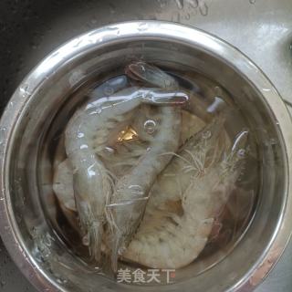 老黄瓜炒明虾的做法步骤：1