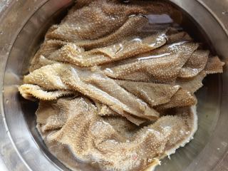 芹菜双椒毛肚的做法步骤：1