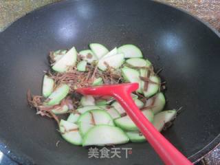 笋干菜炒西葫芦的做法步骤：3