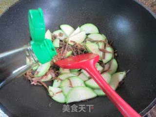 笋干菜炒西葫芦的做法步骤：4