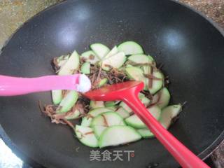 笋干菜炒西葫芦的做法步骤：5