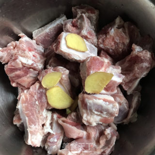 清炖排骨胡萝卜的做法步骤：1