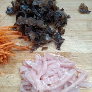 木耳肉丝炒韭苔的做法步骤：1