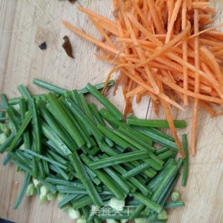 木耳肉丝炒韭苔的做法步骤：2