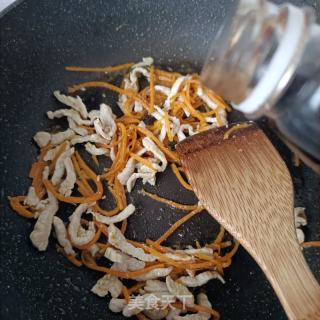 木耳肉丝炒韭苔的做法步骤：6