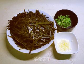蒜香海带的做法步骤：1