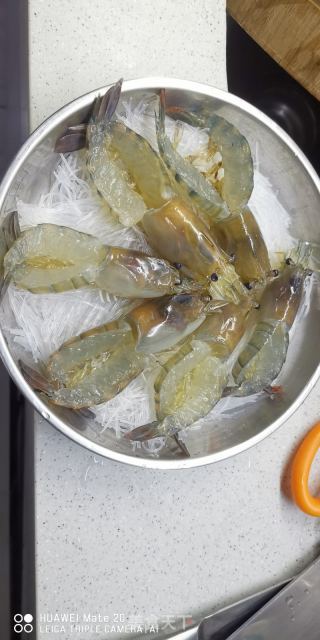 蒜蓉粉丝蒸罗氏虾的做法步骤：3